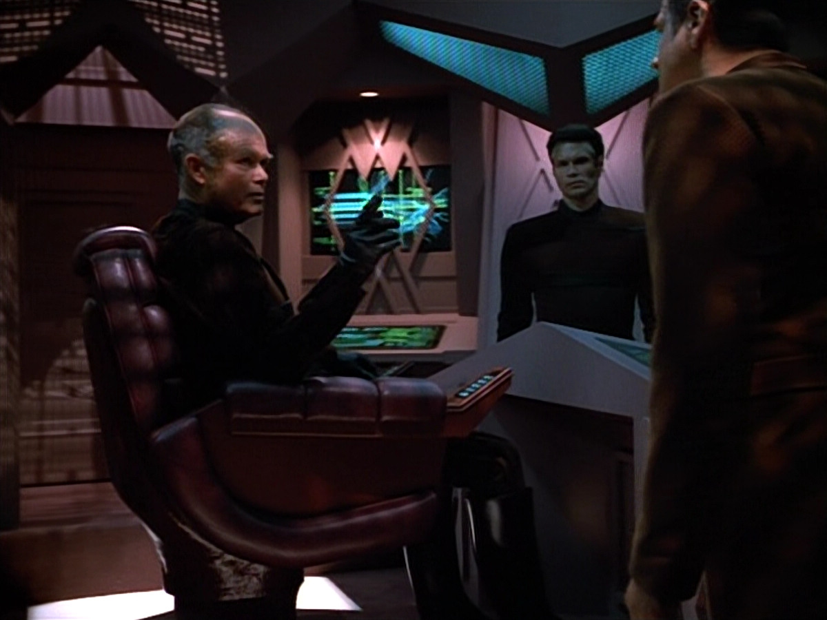 extant_StarTrek_VOY_4x09-YearOfHellPart2_02343.jpg
