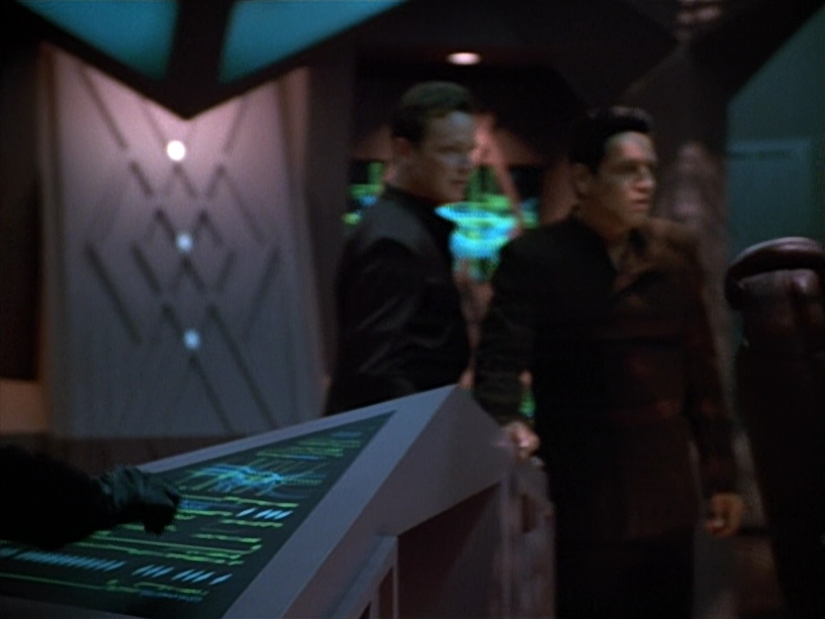 extant_StarTrek_VOY_4x09-YearOfHellPart2_02365.jpg