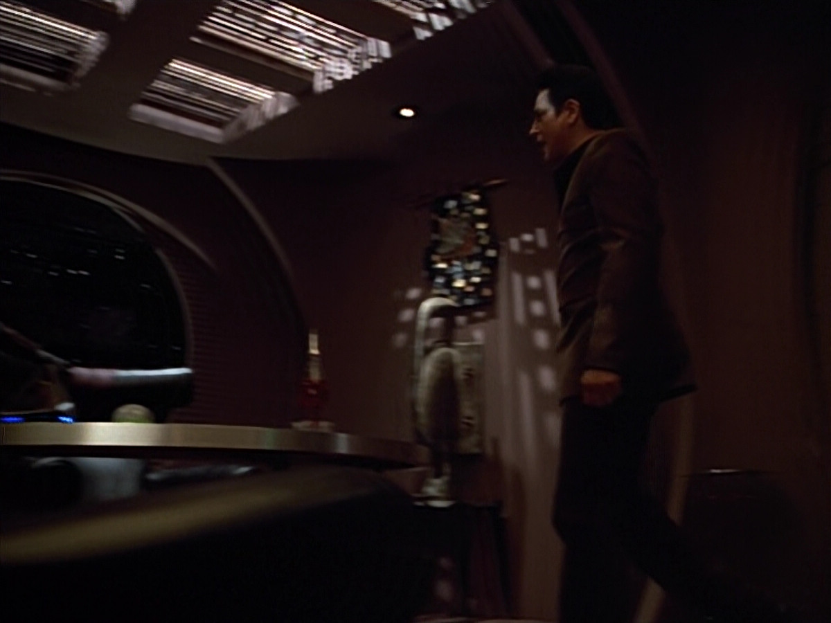 extant_StarTrek_VOY_4x09-YearOfHellPart2_02450.jpg