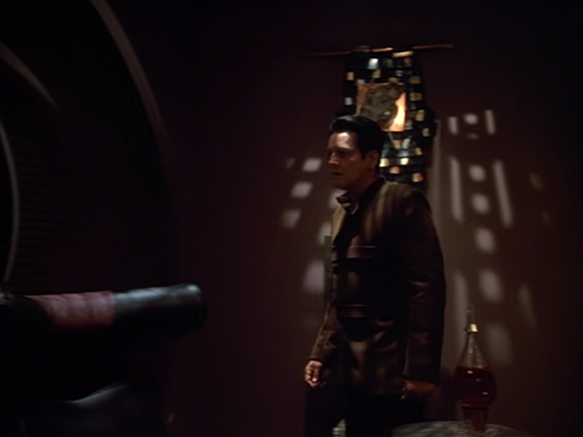 extant_StarTrek_VOY_4x09-YearOfHellPart2_02527.jpg