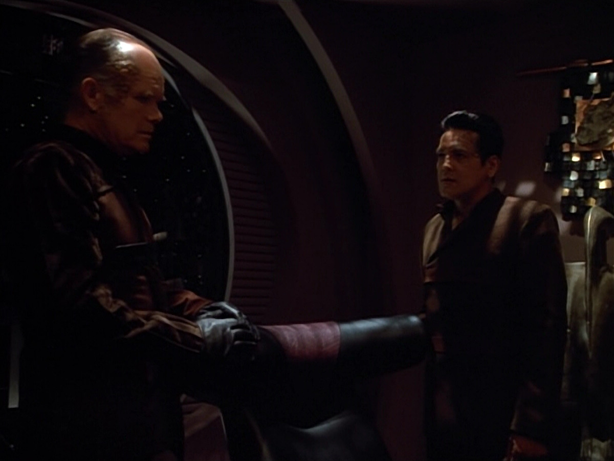 extant_StarTrek_VOY_4x09-YearOfHellPart2_02537.jpg