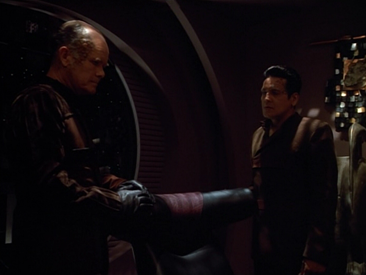 extant_StarTrek_VOY_4x09-YearOfHellPart2_02539.jpg