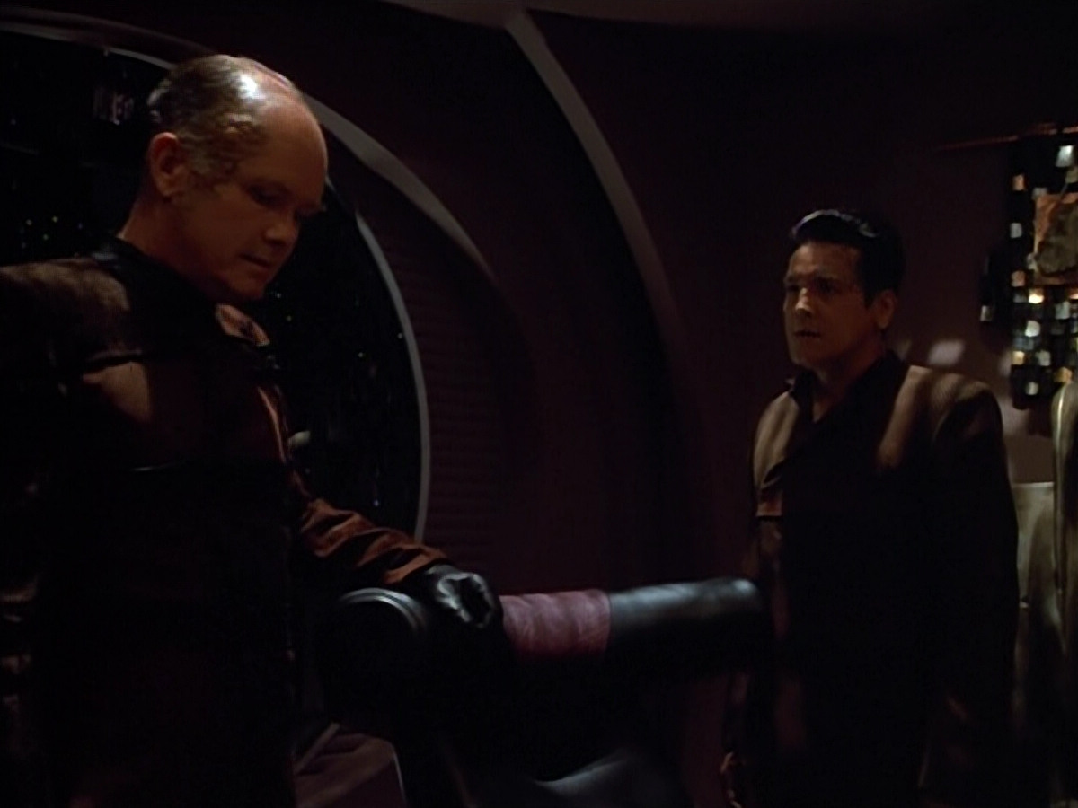 extant_StarTrek_VOY_4x09-YearOfHellPart2_02563.jpg