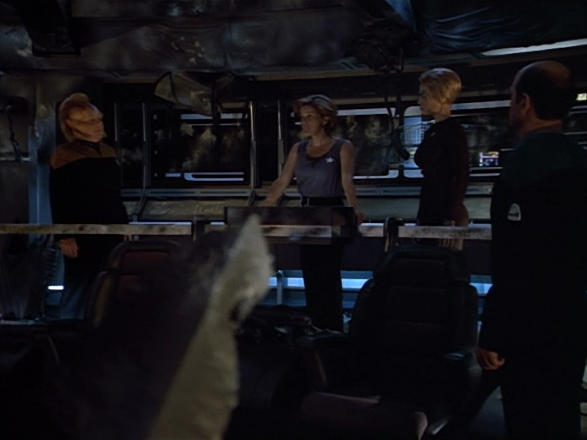 extant_StarTrek_VOY_4x09-YearOfHellPart2_02851.jpg