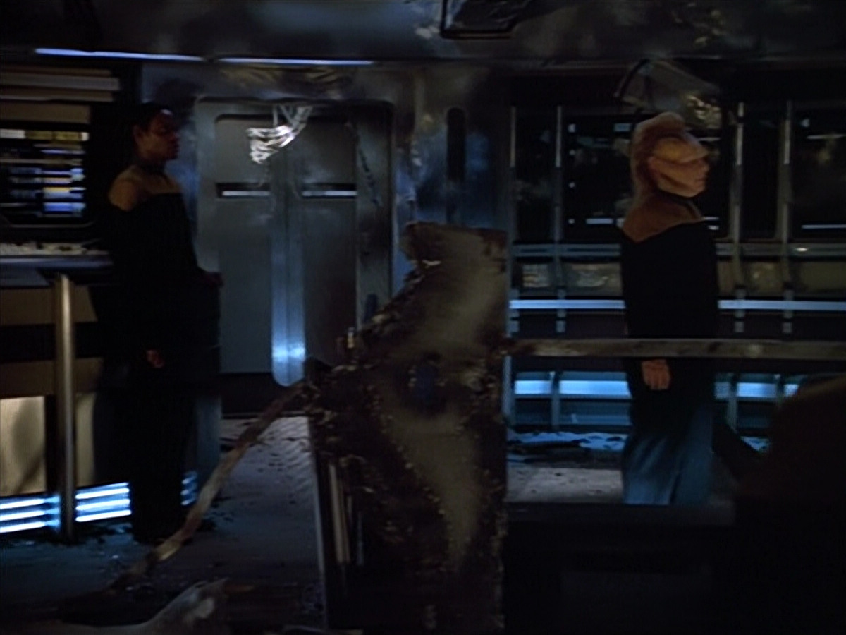 extant_StarTrek_VOY_4x09-YearOfHellPart2_02872.jpg