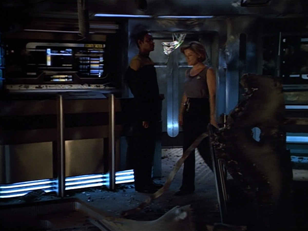 extant_StarTrek_VOY_4x09-YearOfHellPart2_02875.jpg