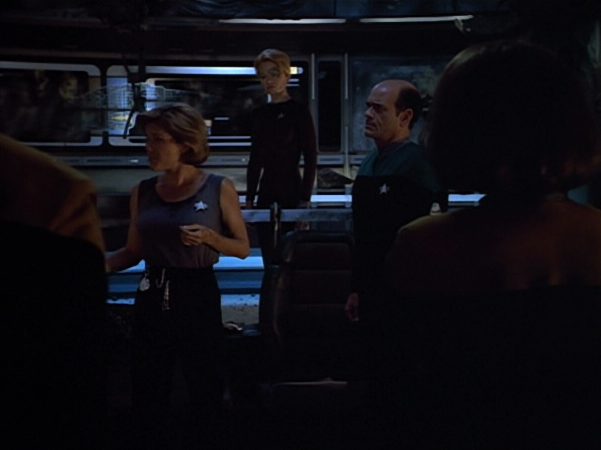 extant_StarTrek_VOY_4x09-YearOfHellPart2_02895.jpg