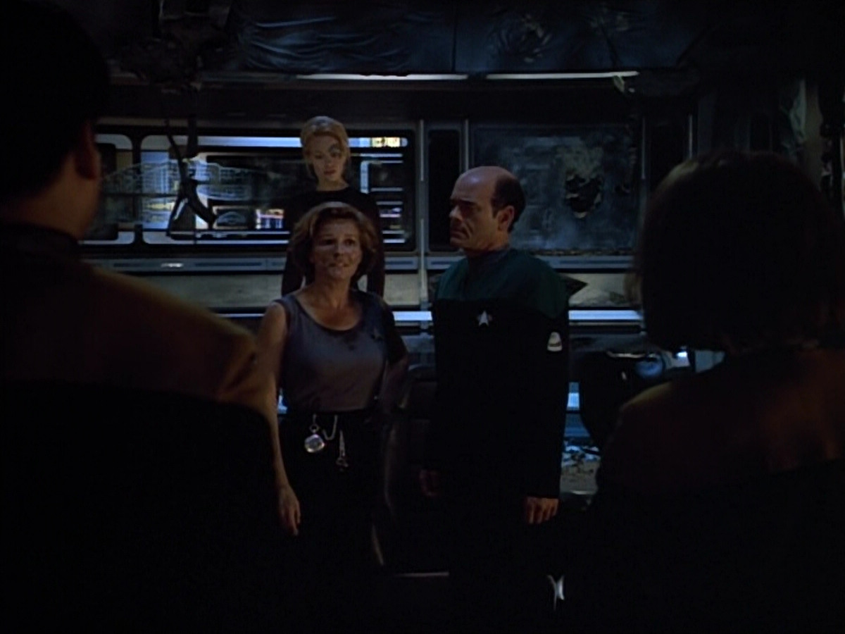 extant_StarTrek_VOY_4x09-YearOfHellPart2_02959.jpg