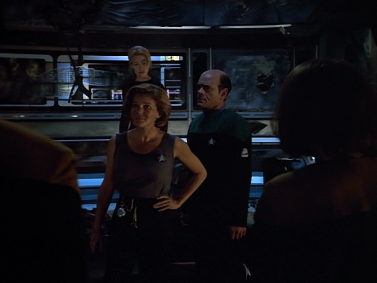 extant_StarTrek_VOY_4x09-YearOfHellPart2_02963.jpg