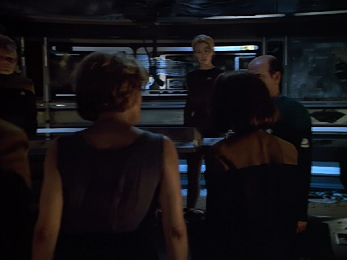 extant_StarTrek_VOY_4x09-YearOfHellPart2_02985.jpg