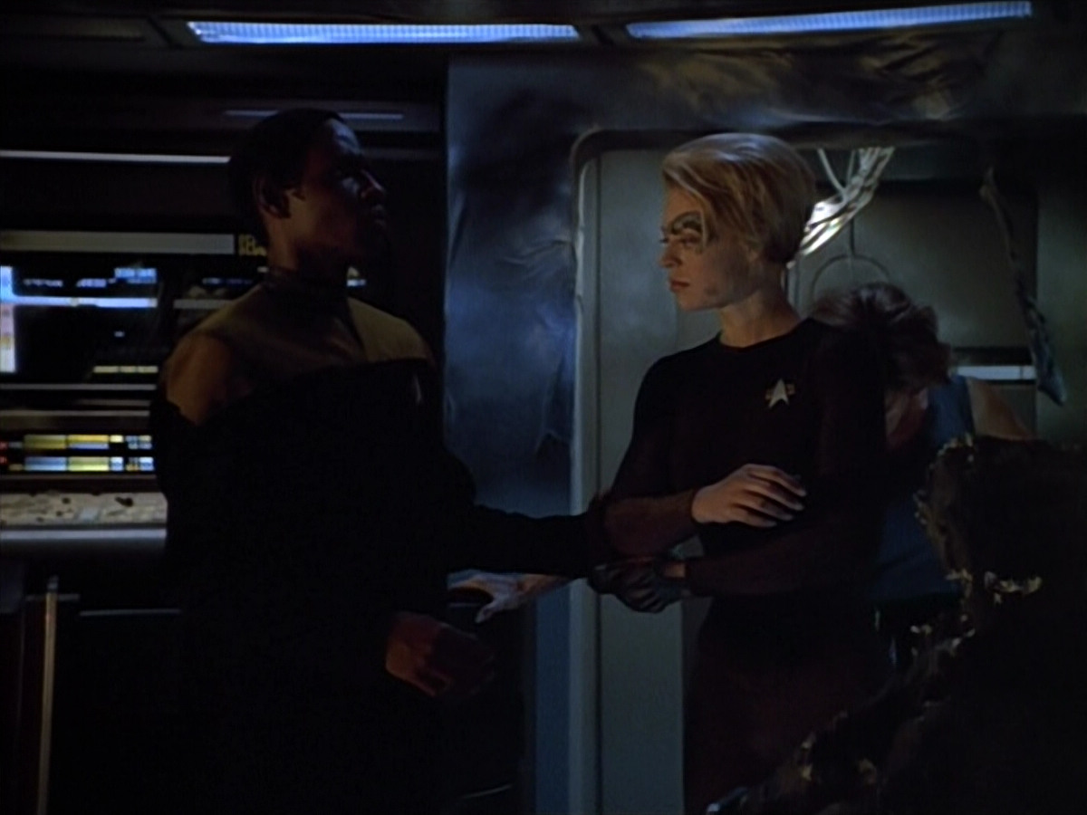 extant_StarTrek_VOY_4x09-YearOfHellPart2_03154.jpg