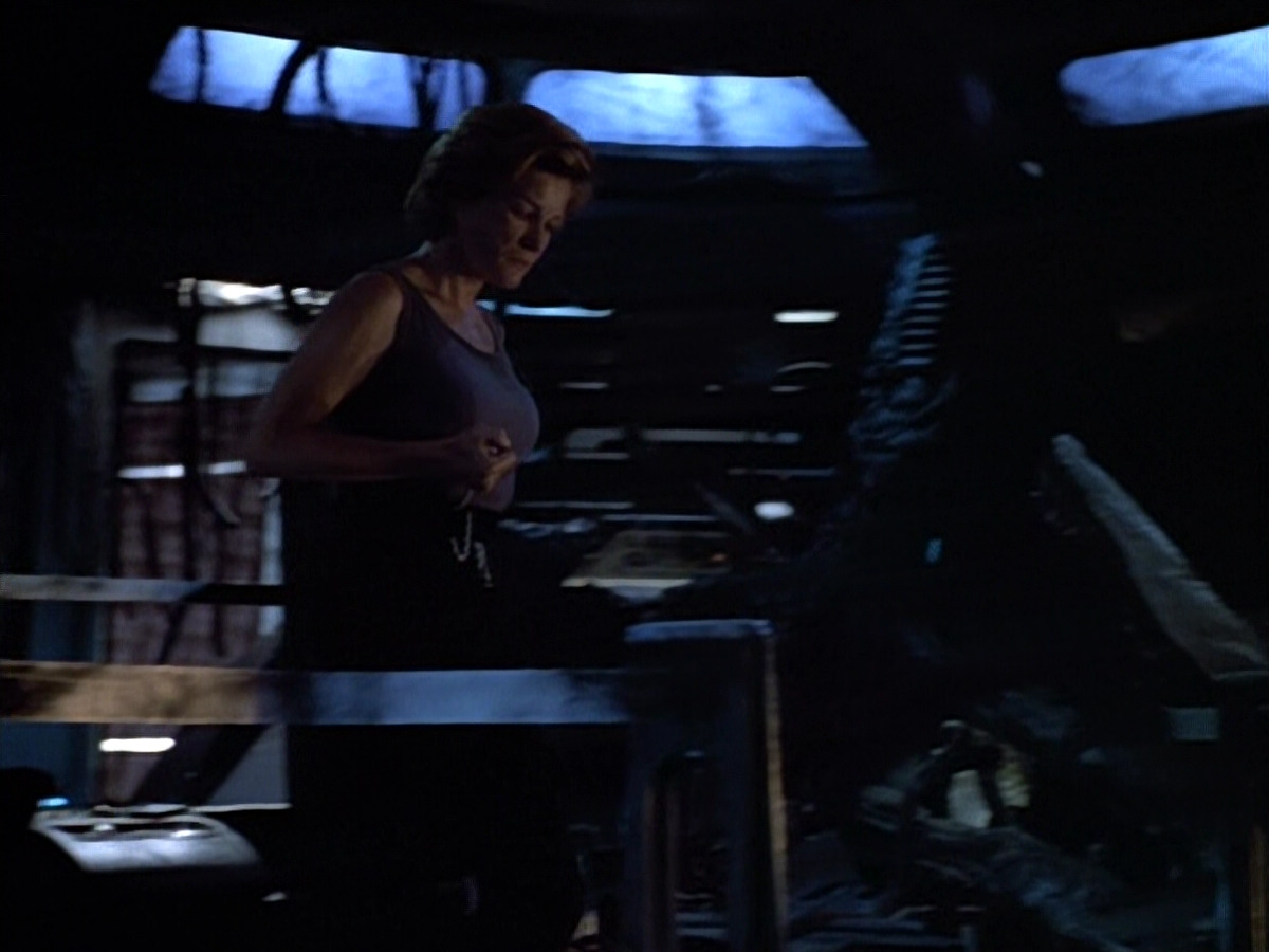 extant_StarTrek_VOY_4x09-YearOfHellPart2_03234.jpg