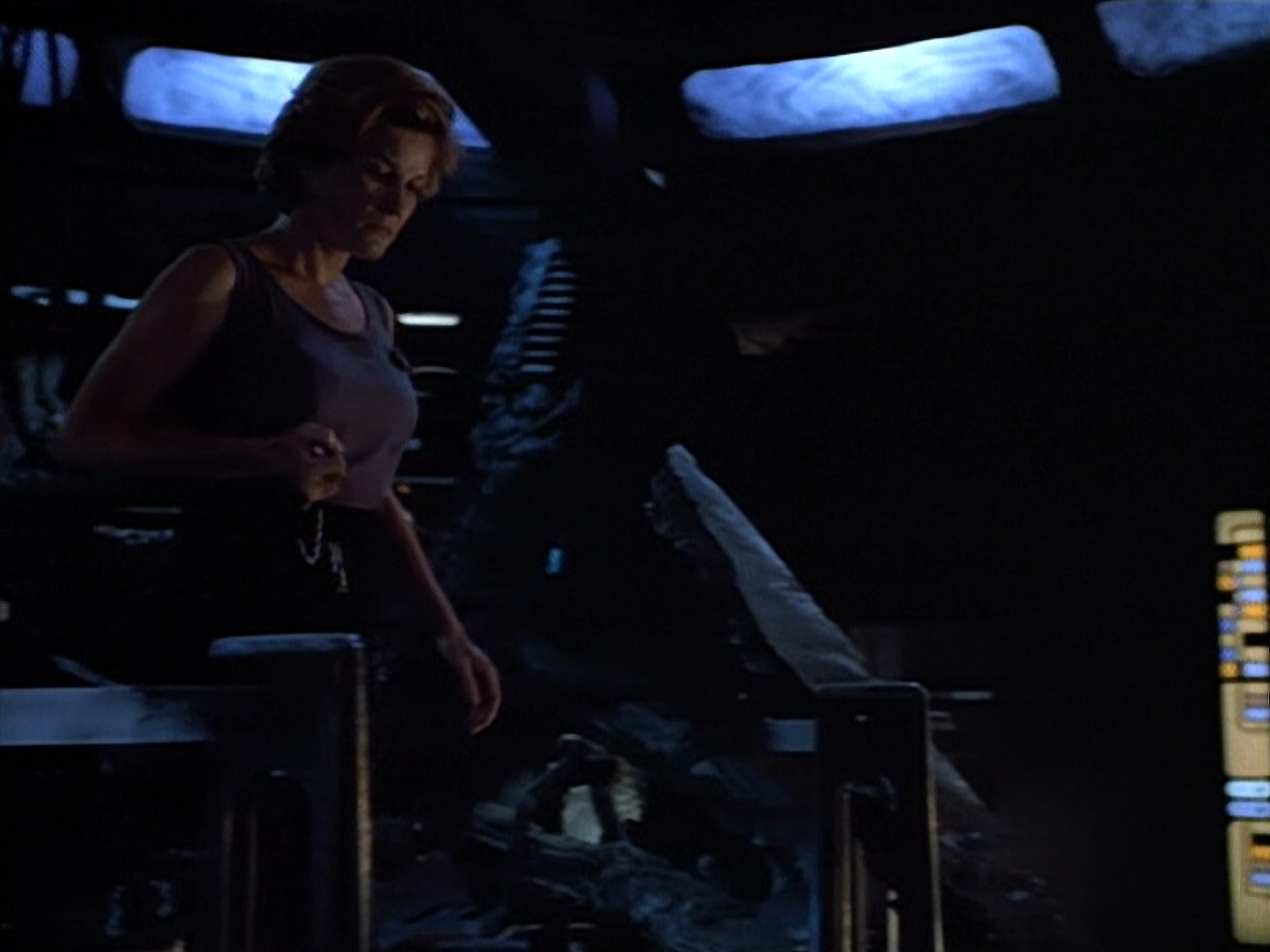 extant_StarTrek_VOY_4x09-YearOfHellPart2_03235.jpg