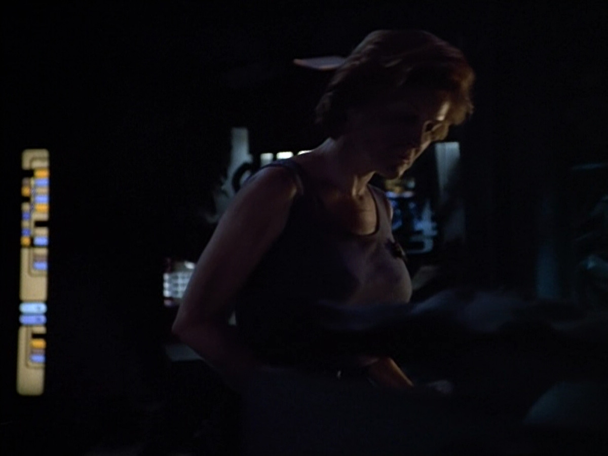 extant_StarTrek_VOY_4x09-YearOfHellPart2_03240.jpg