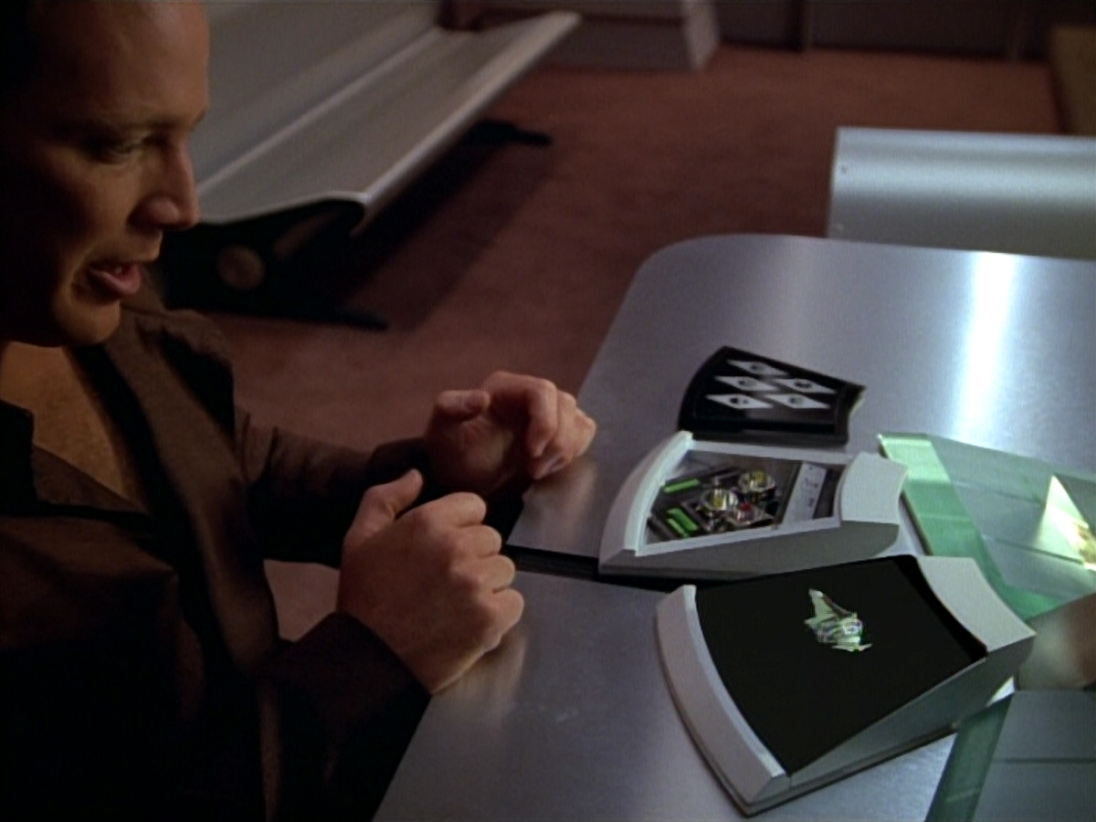extant_StarTrek_VOY_4x09-YearOfHellPart2_03291.jpg