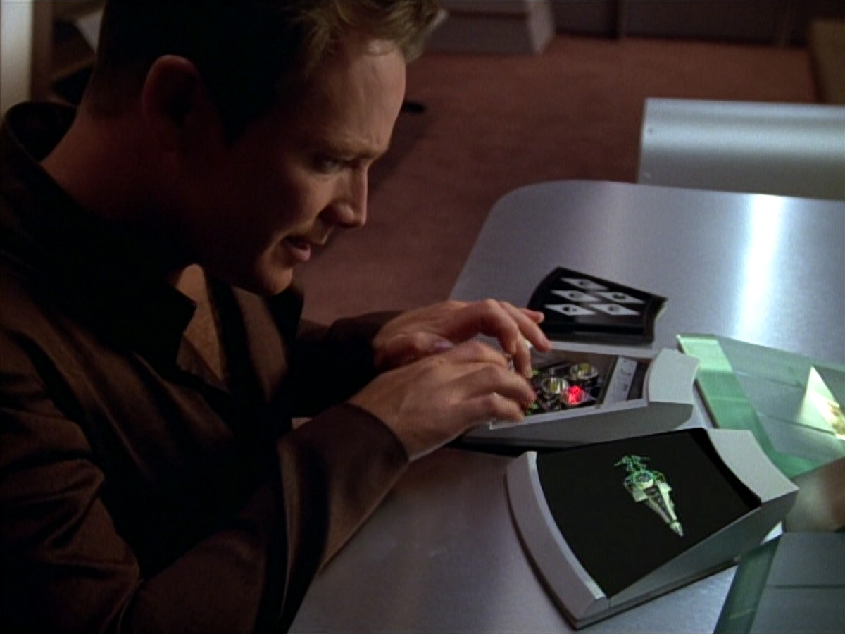 extant_StarTrek_VOY_4x09-YearOfHellPart2_03294.jpg