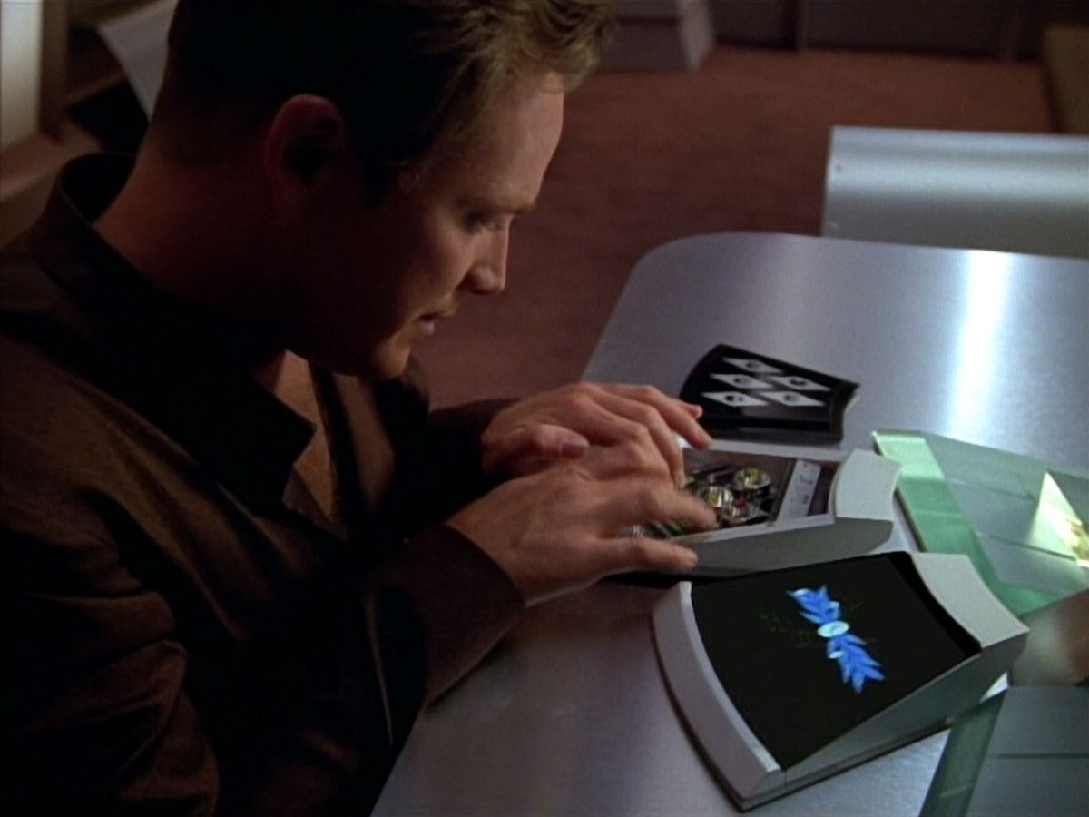 extant_StarTrek_VOY_4x09-YearOfHellPart2_03296.jpg