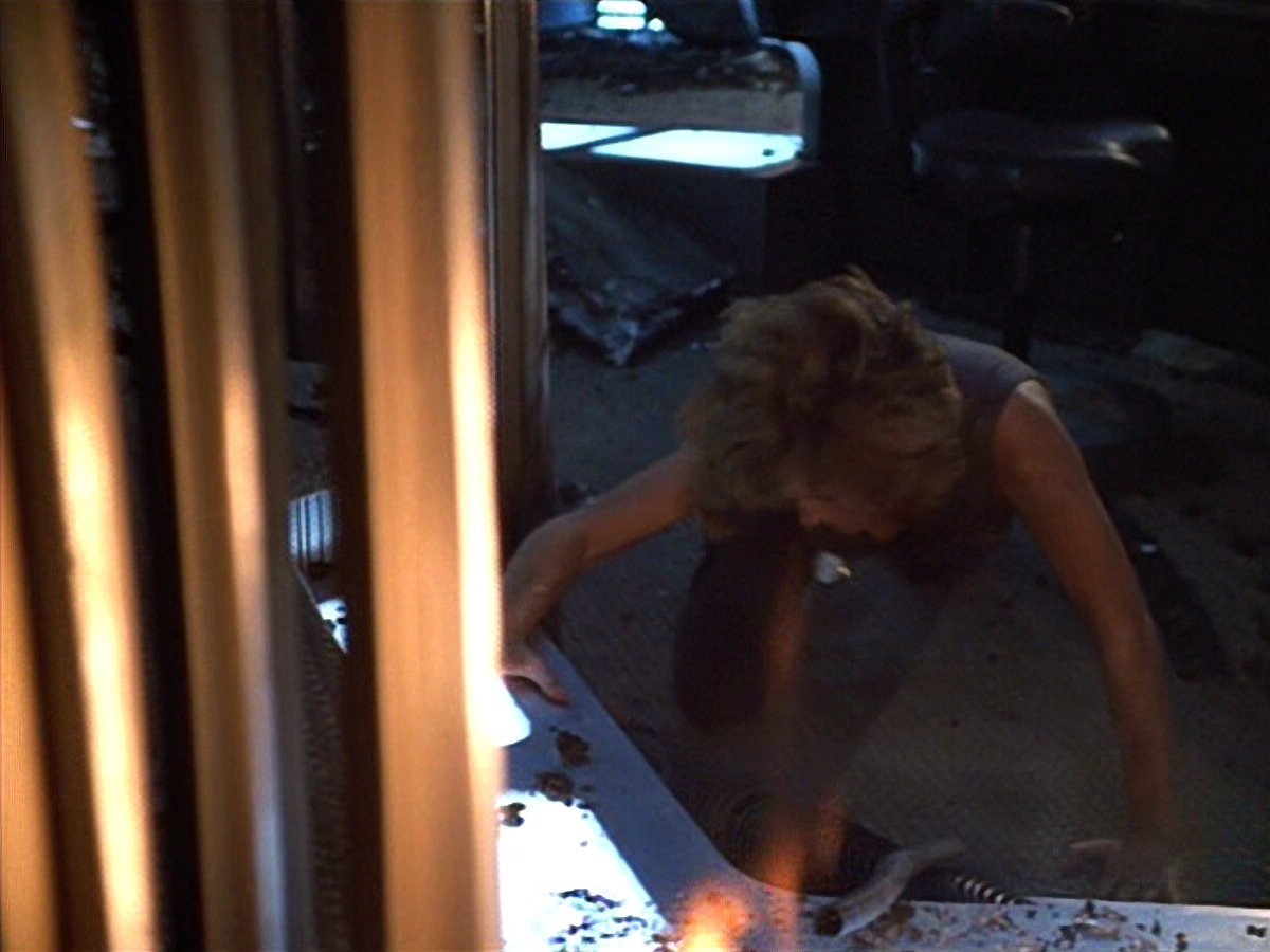 extant_StarTrek_VOY_4x09-YearOfHellPart2_03513.jpg