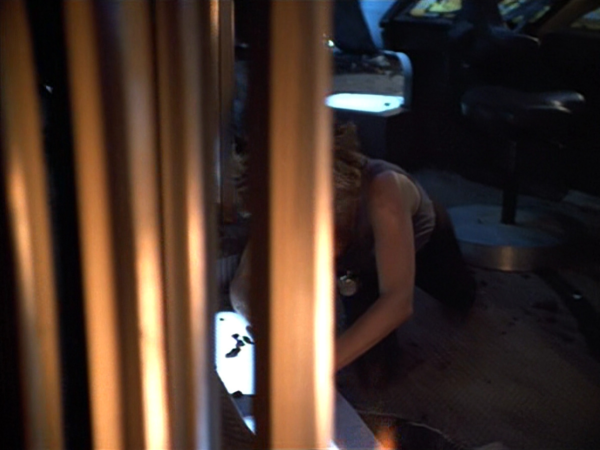 extant_StarTrek_VOY_4x09-YearOfHellPart2_03514.jpg
