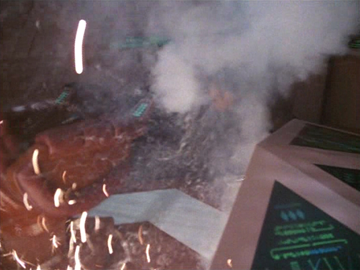 extant_StarTrek_VOY_4x09-YearOfHellPart2_03630.jpg