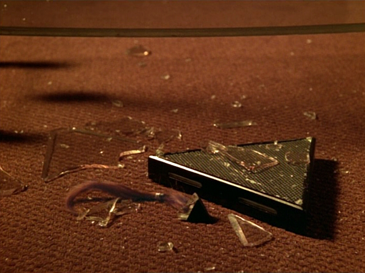 extant_StarTrek_VOY_4x09-YearOfHellPart2_03655.jpg