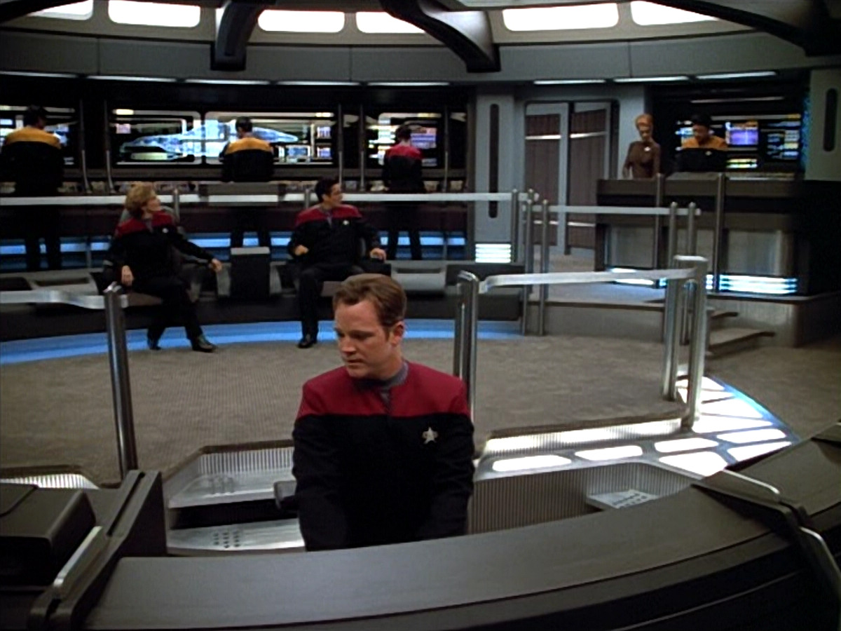 extant_StarTrek_VOY_4x09-YearOfHellPart2_03689.jpg