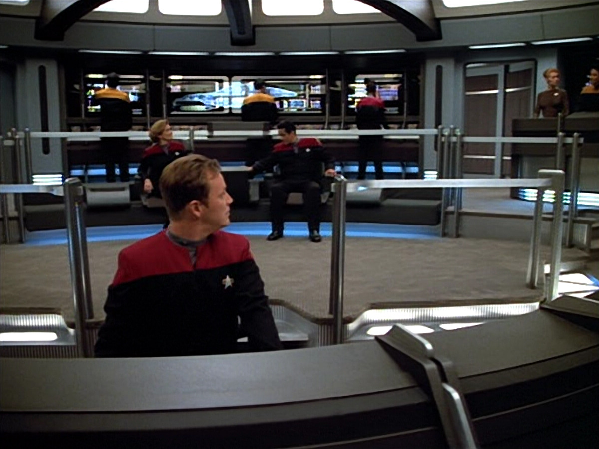 extant_StarTrek_VOY_4x09-YearOfHellPart2_03696.jpg
