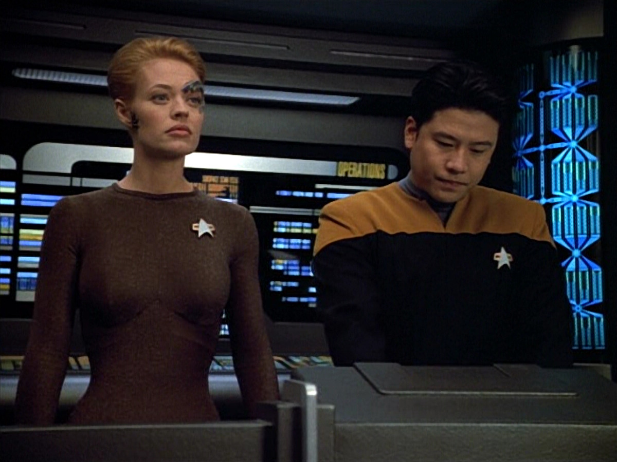 extant_StarTrek_VOY_4x09-YearOfHellPart2_03710.jpg