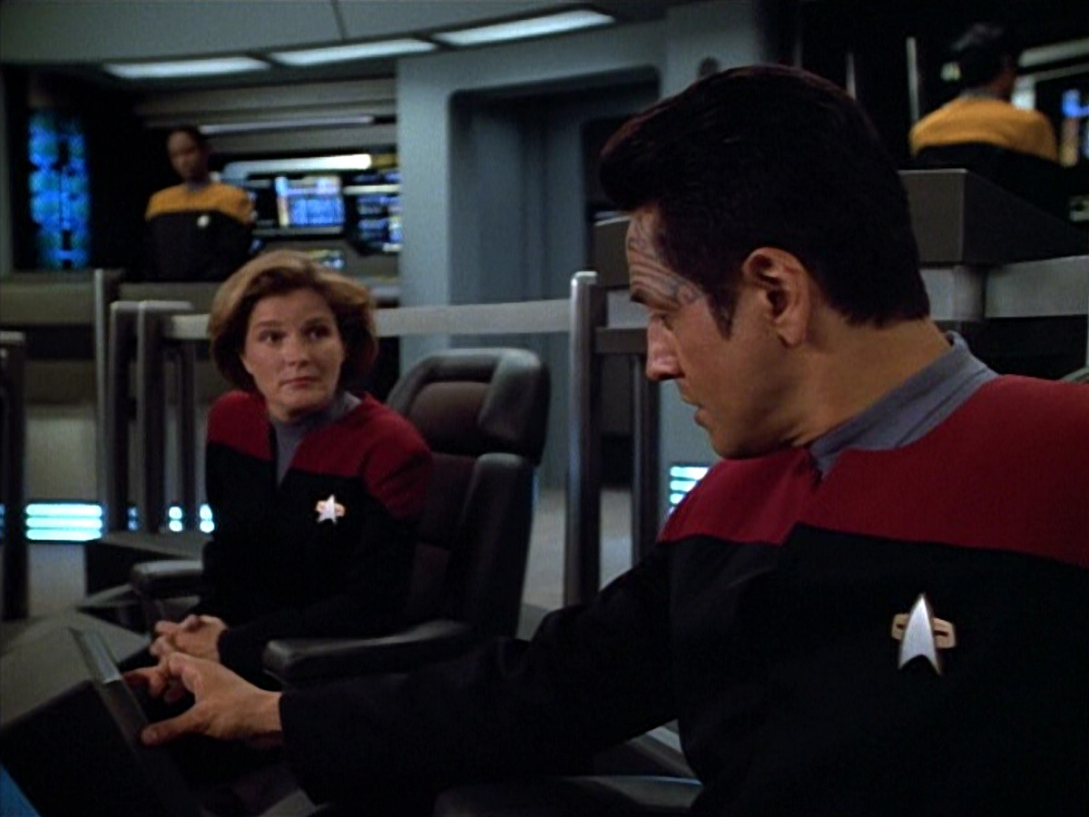extant_StarTrek_VOY_4x09-YearOfHellPart2_03737.jpg