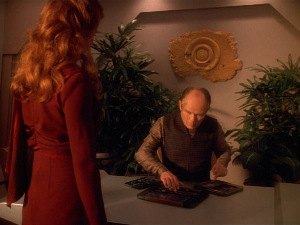 extant_StarTrek_VOY_4x09-YearOfHellPart2_03786.jpg