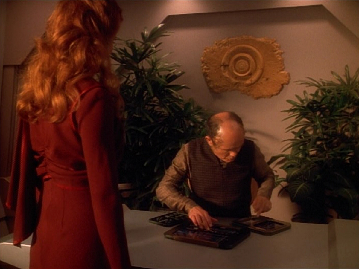 extant_StarTrek_VOY_4x09-YearOfHellPart2_03791.jpg