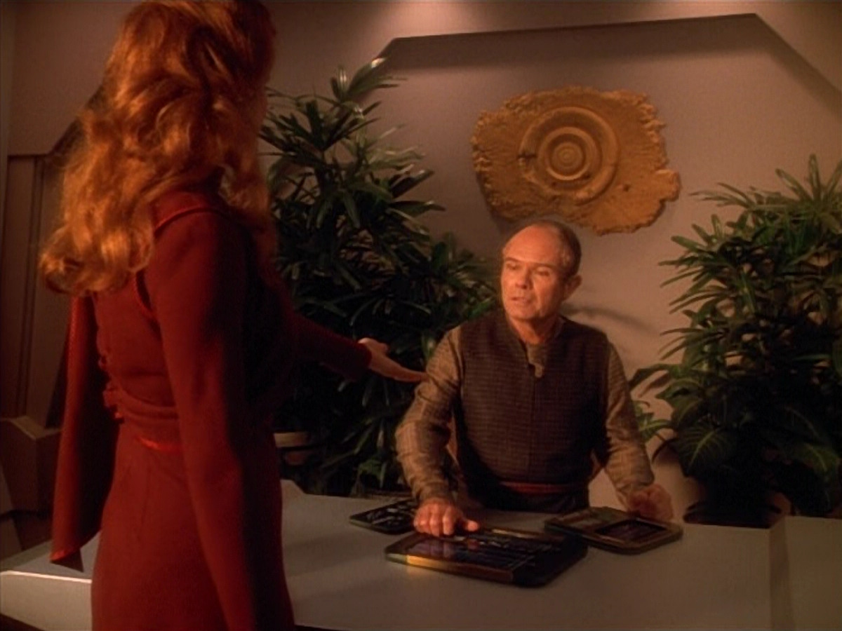 extant_StarTrek_VOY_4x09-YearOfHellPart2_03805.jpg