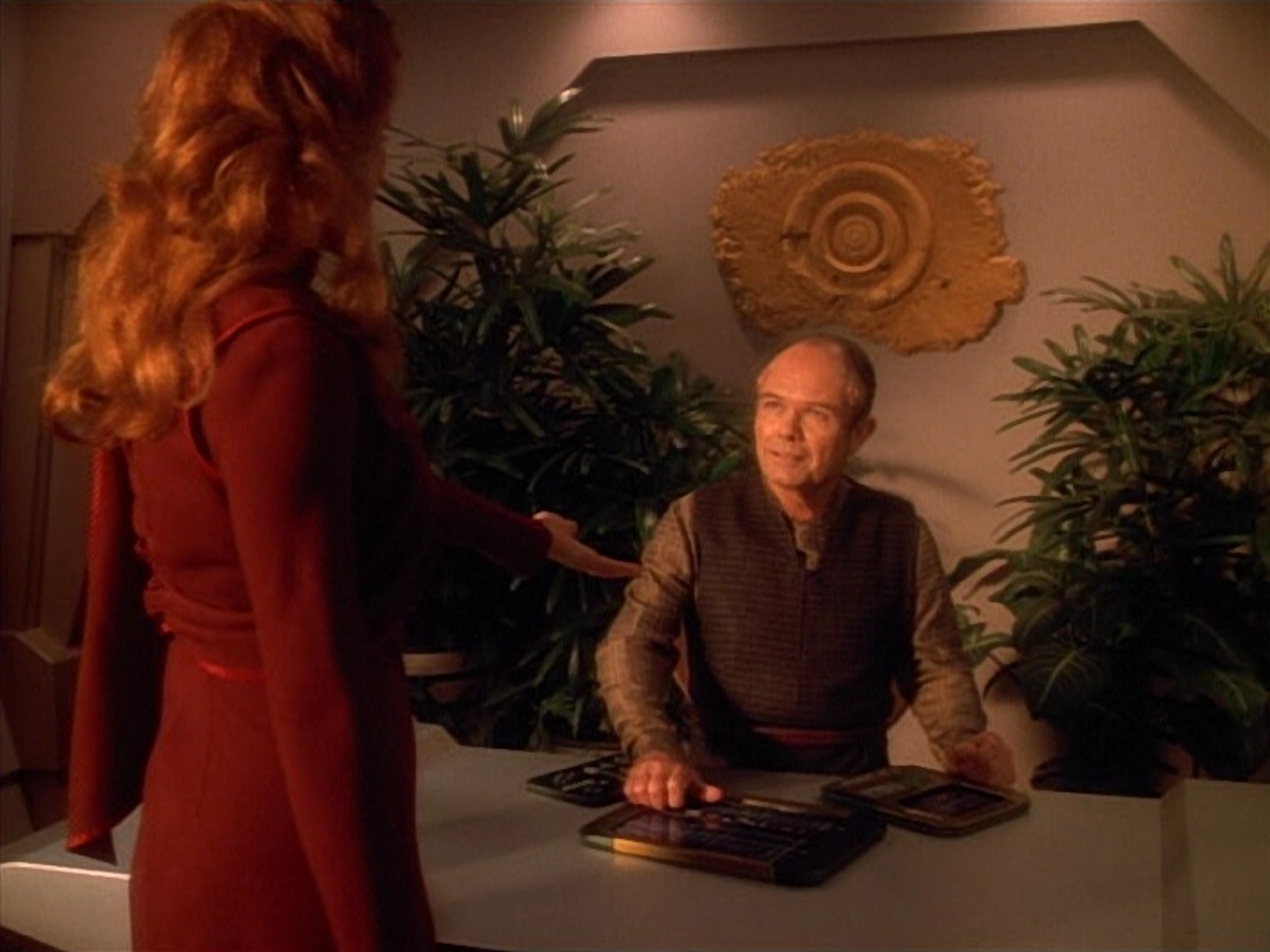 extant_StarTrek_VOY_4x09-YearOfHellPart2_03806.jpg