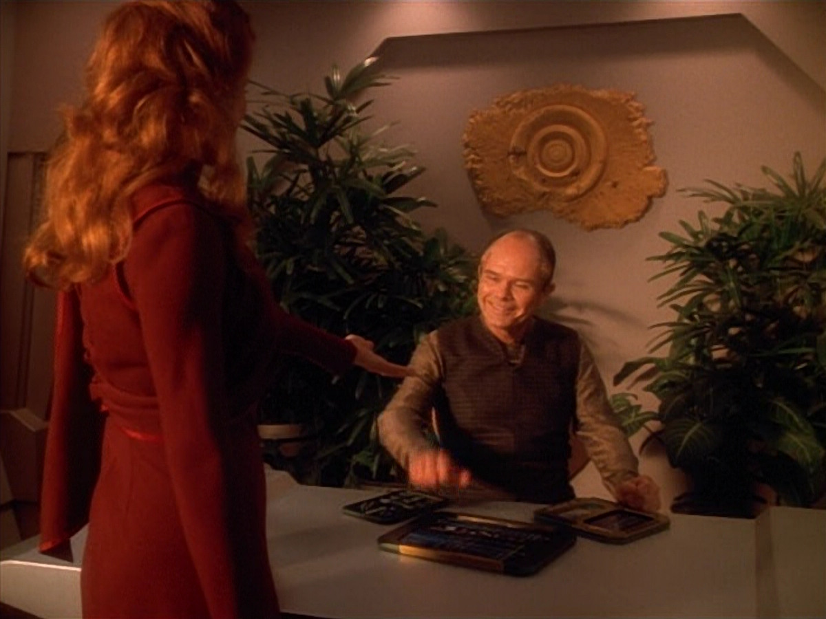 extant_StarTrek_VOY_4x09-YearOfHellPart2_03807.jpg