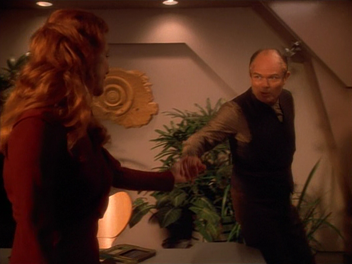 extant_StarTrek_VOY_4x09-YearOfHellPart2_03810.jpg