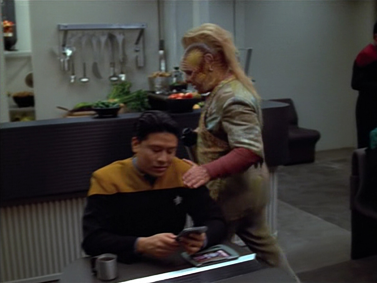 extant_StarTrek_VOY_4x12-MortalCoil_00010.jpg