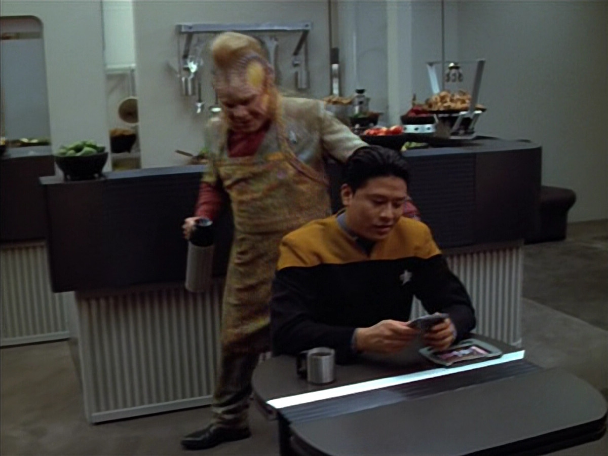 extant_StarTrek_VOY_4x12-MortalCoil_00011.jpg