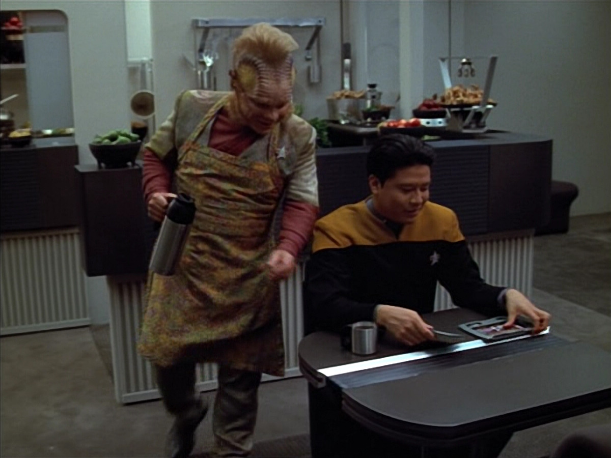 extant_StarTrek_VOY_4x12-MortalCoil_00012.jpg
