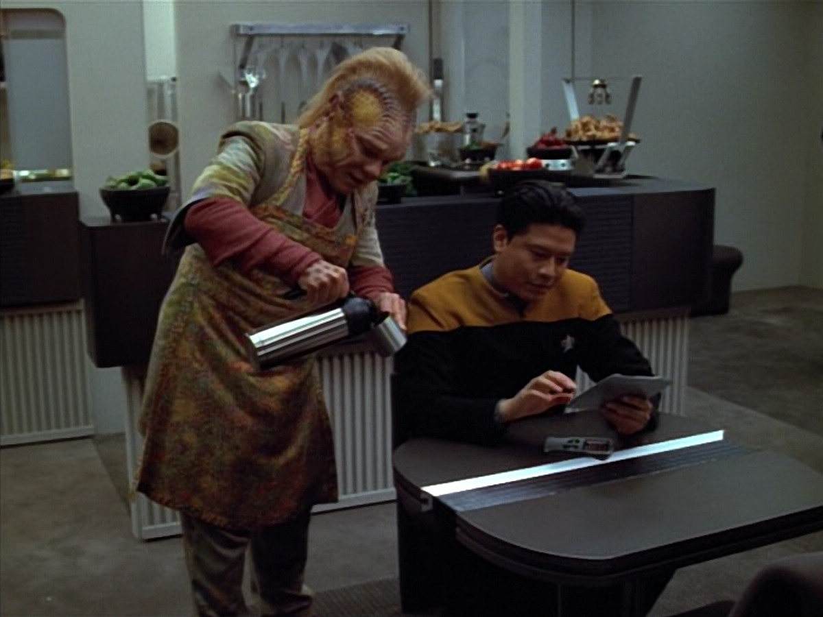 extant_StarTrek_VOY_4x12-MortalCoil_00015.jpg