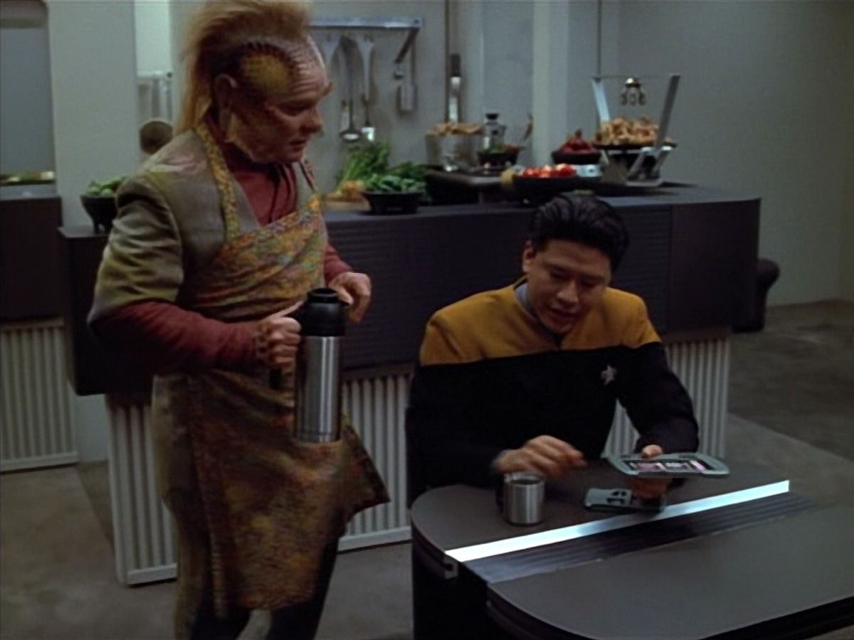extant_StarTrek_VOY_4x12-MortalCoil_00021.jpg