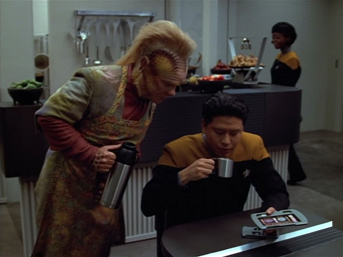 extant_StarTrek_VOY_4x12-MortalCoil_00024.jpg