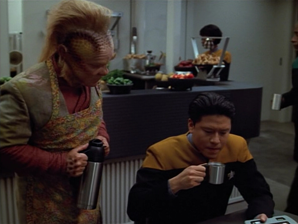 extant_StarTrek_VOY_4x12-MortalCoil_00027.jpg