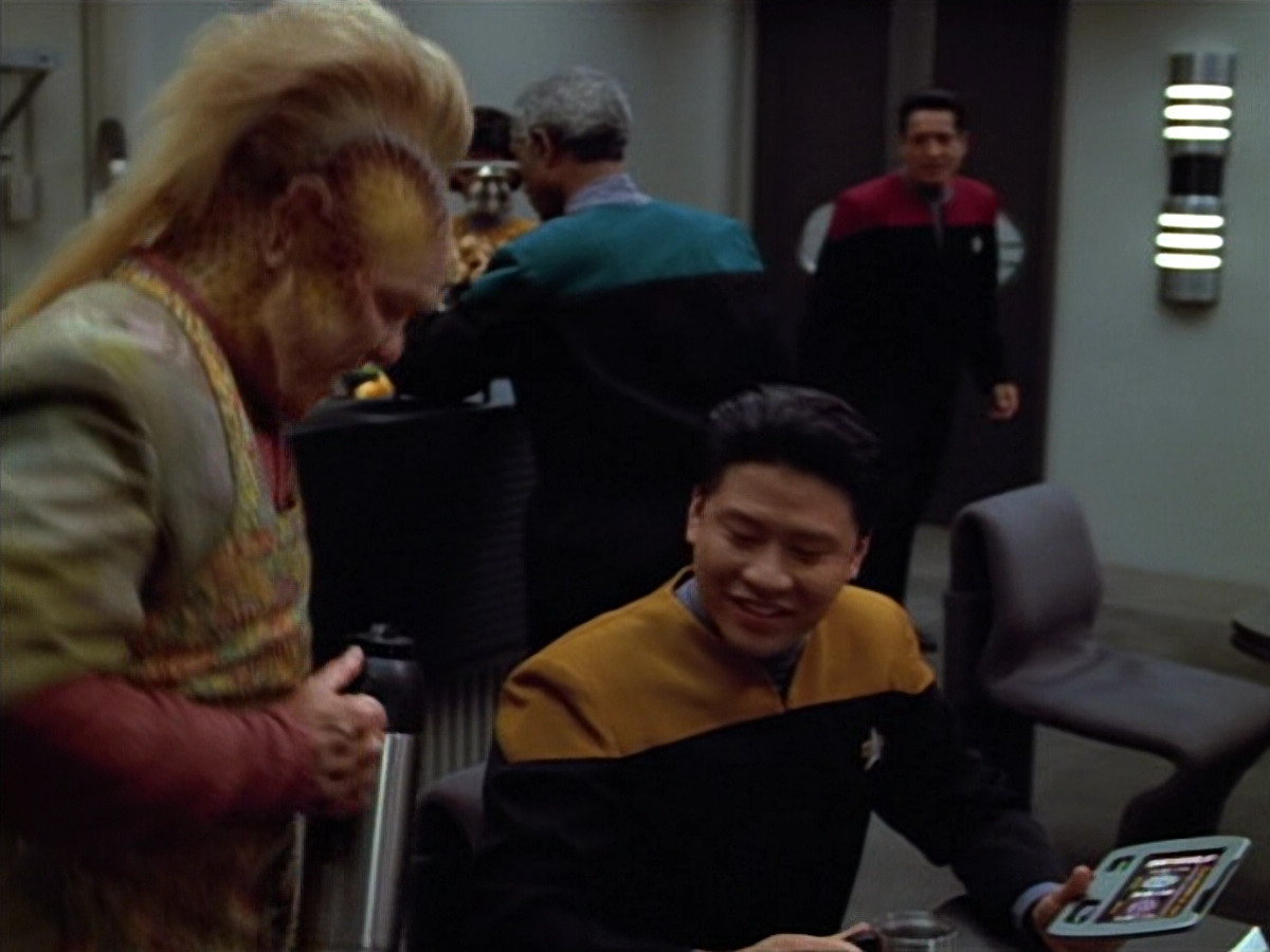 extant_StarTrek_VOY_4x12-MortalCoil_00032.jpg