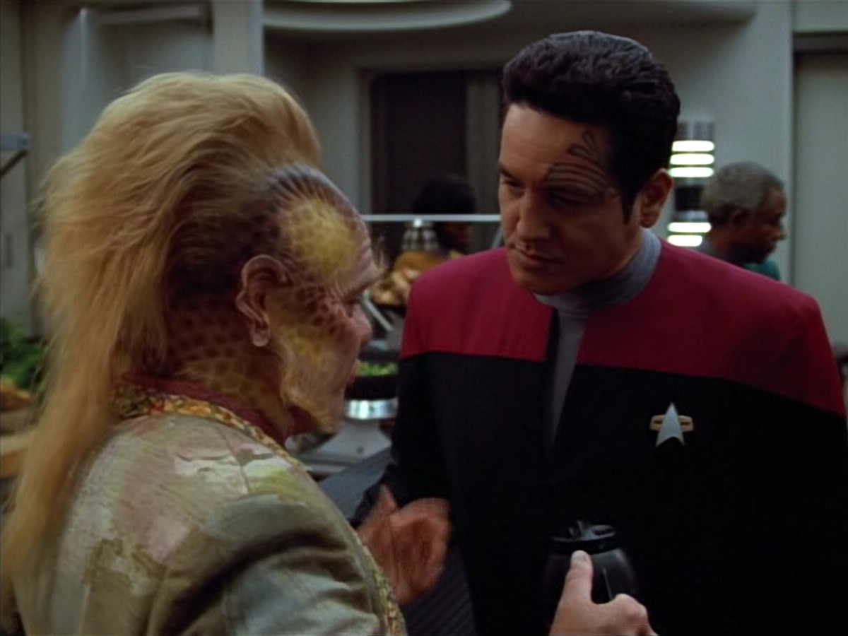 extant_StarTrek_VOY_4x12-MortalCoil_00039.jpg
