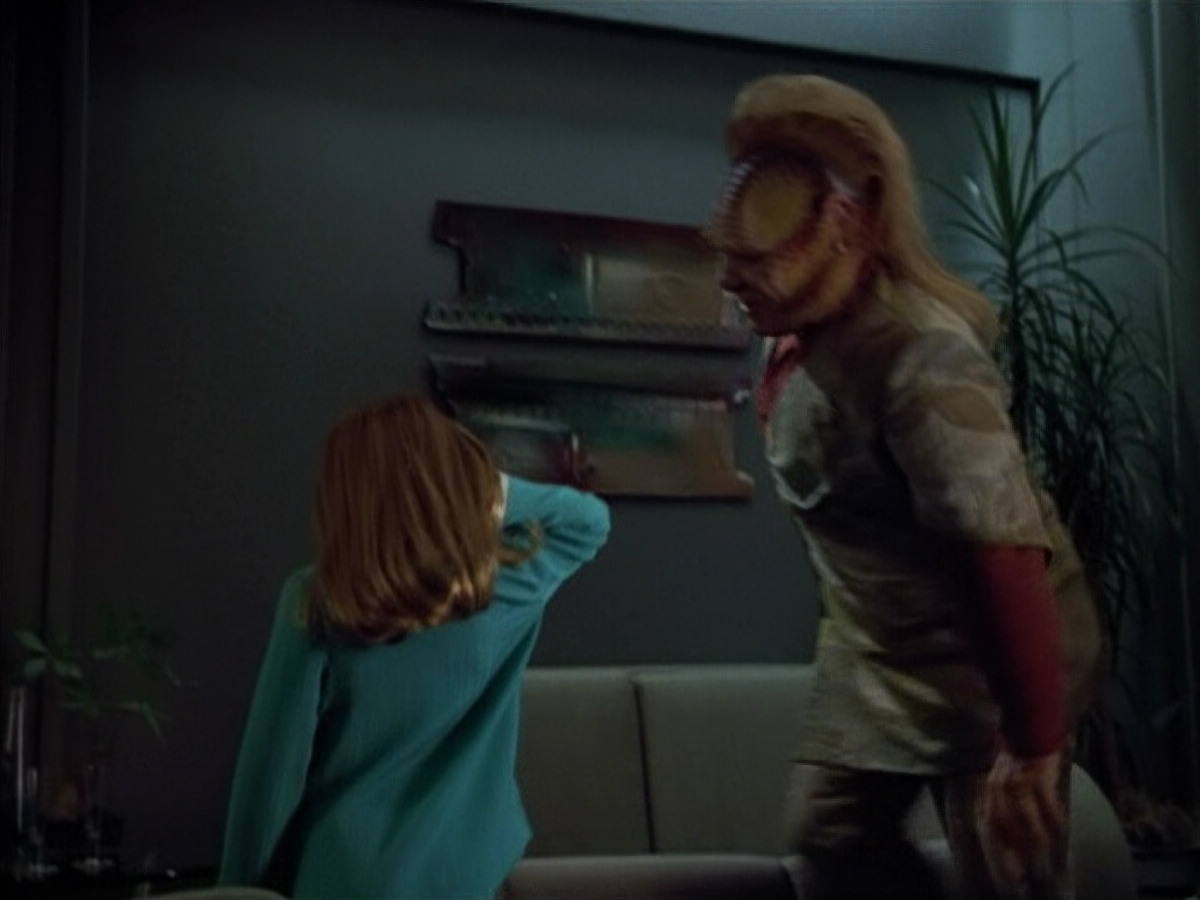 extant_StarTrek_VOY_4x12-MortalCoil_00183.jpg