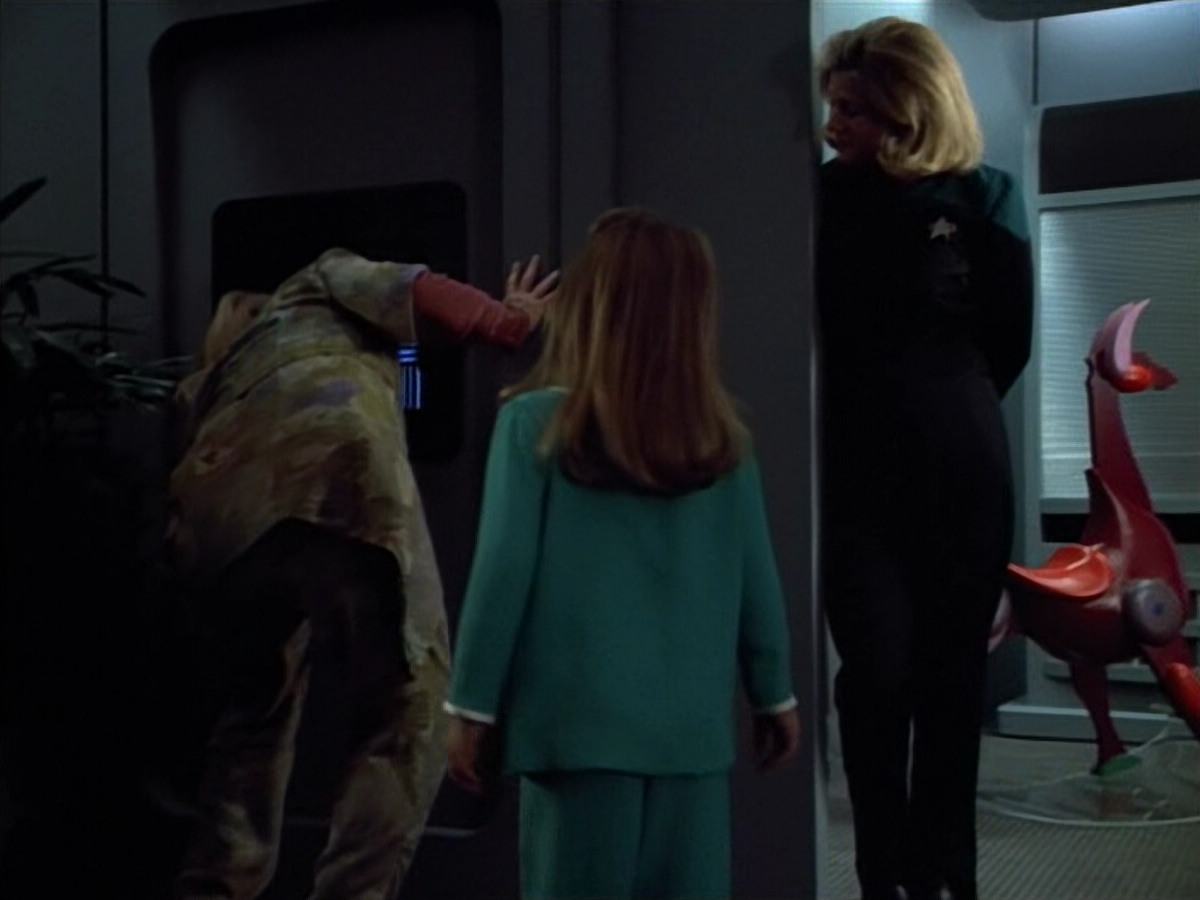 extant_StarTrek_VOY_4x12-MortalCoil_00188.jpg