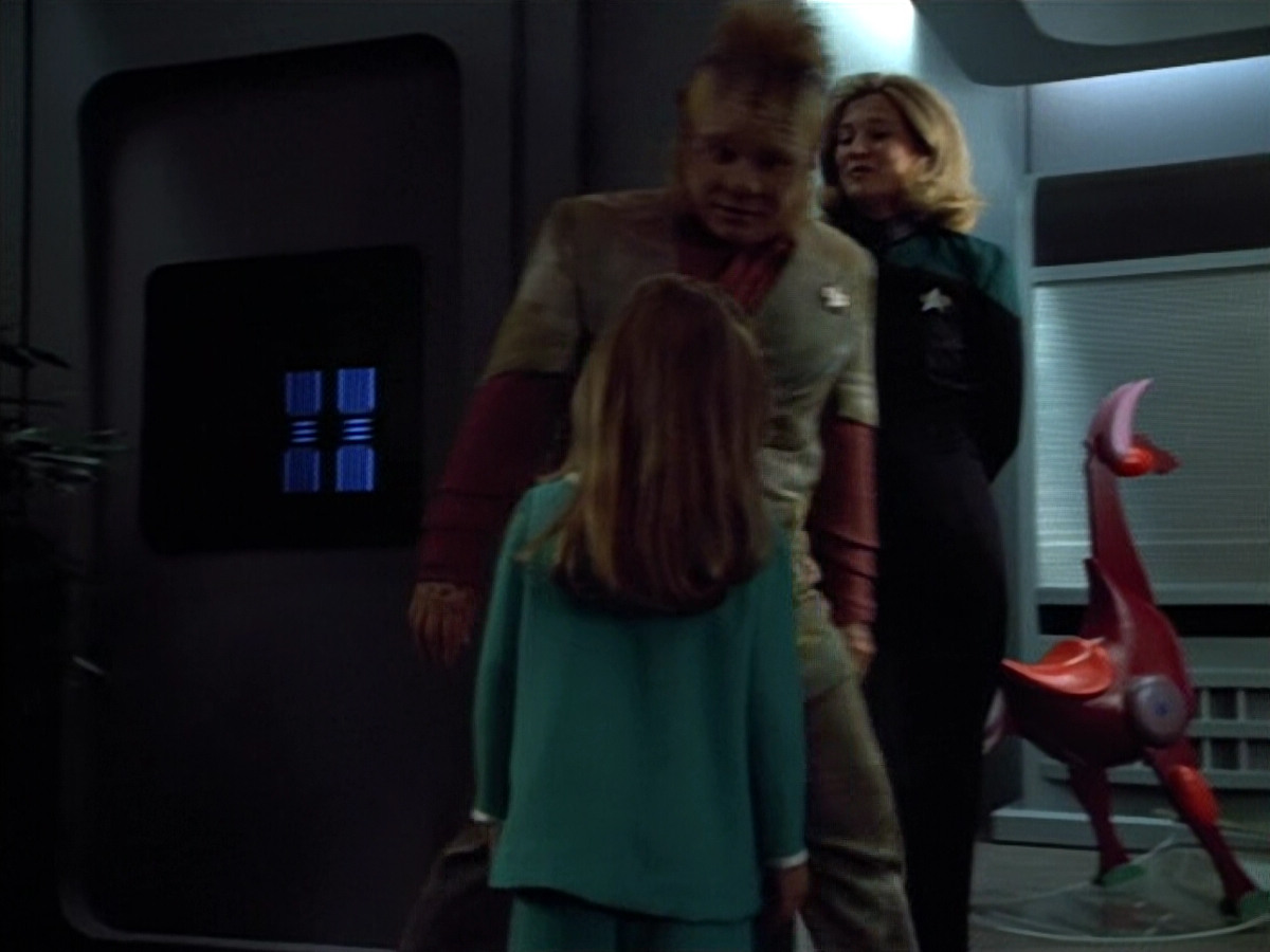 extant_StarTrek_VOY_4x12-MortalCoil_00191.jpg