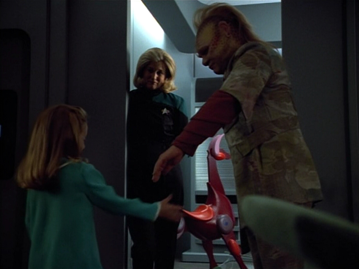 extant_StarTrek_VOY_4x12-MortalCoil_00196.jpg