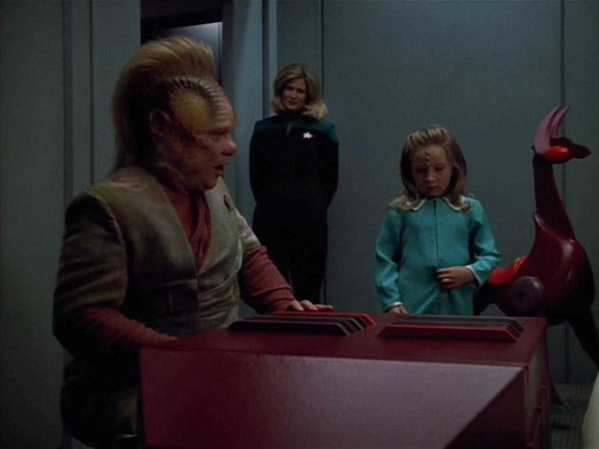 extant_StarTrek_VOY_4x12-MortalCoil_00204.jpg