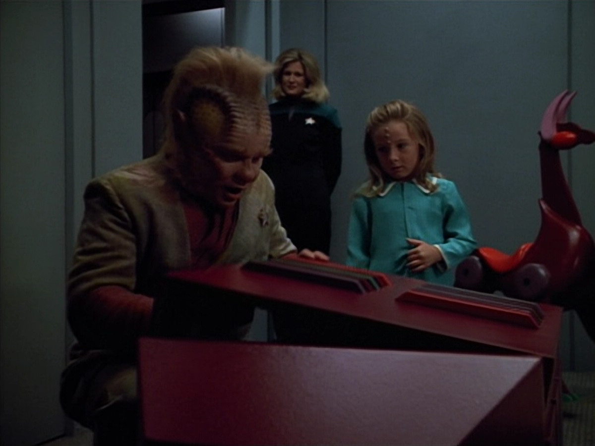 extant_StarTrek_VOY_4x12-MortalCoil_00206.jpg
